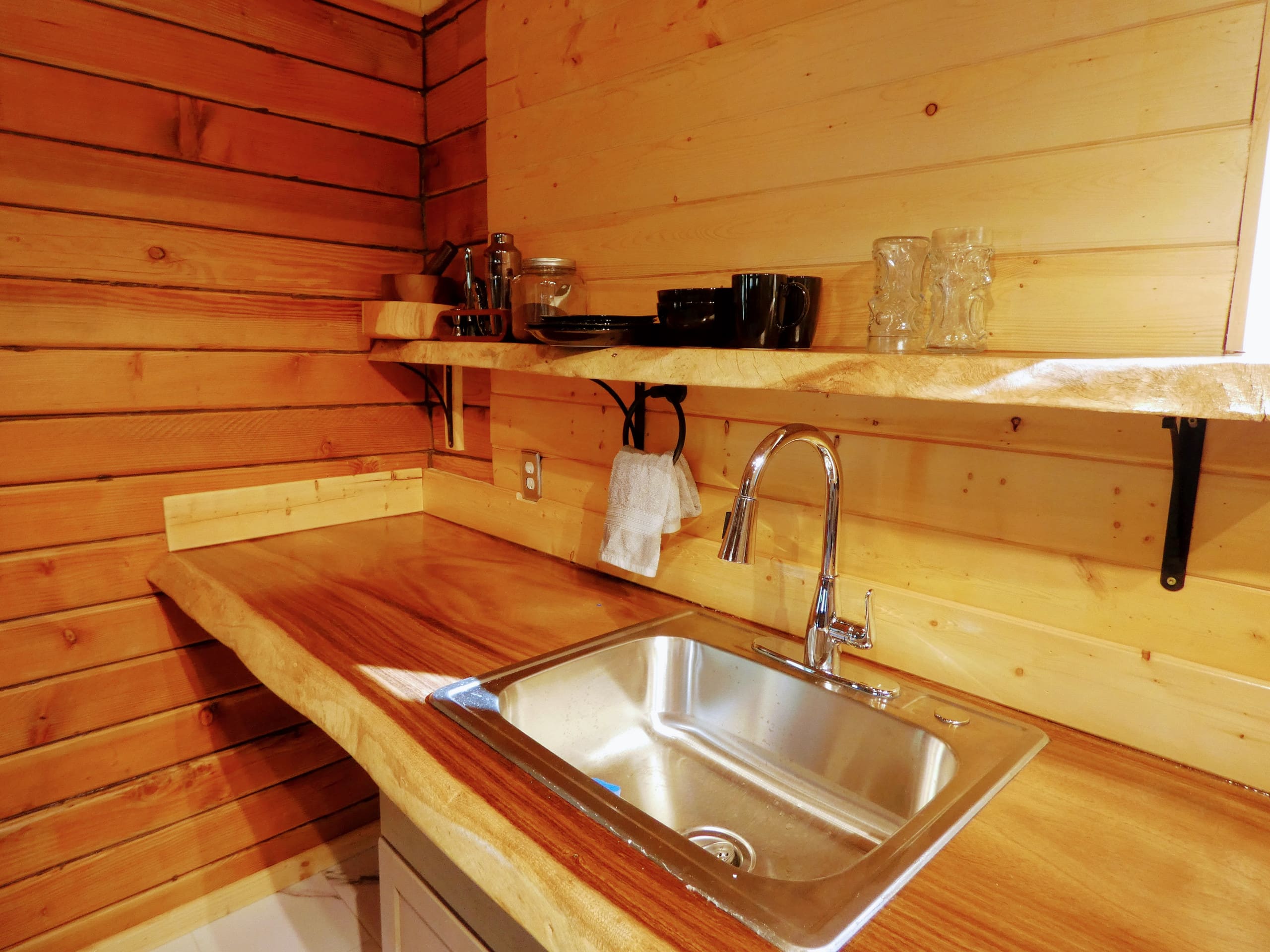Big Kahuna Cabin (Hot Tub Getaway) -Ocean View- - Photo 7