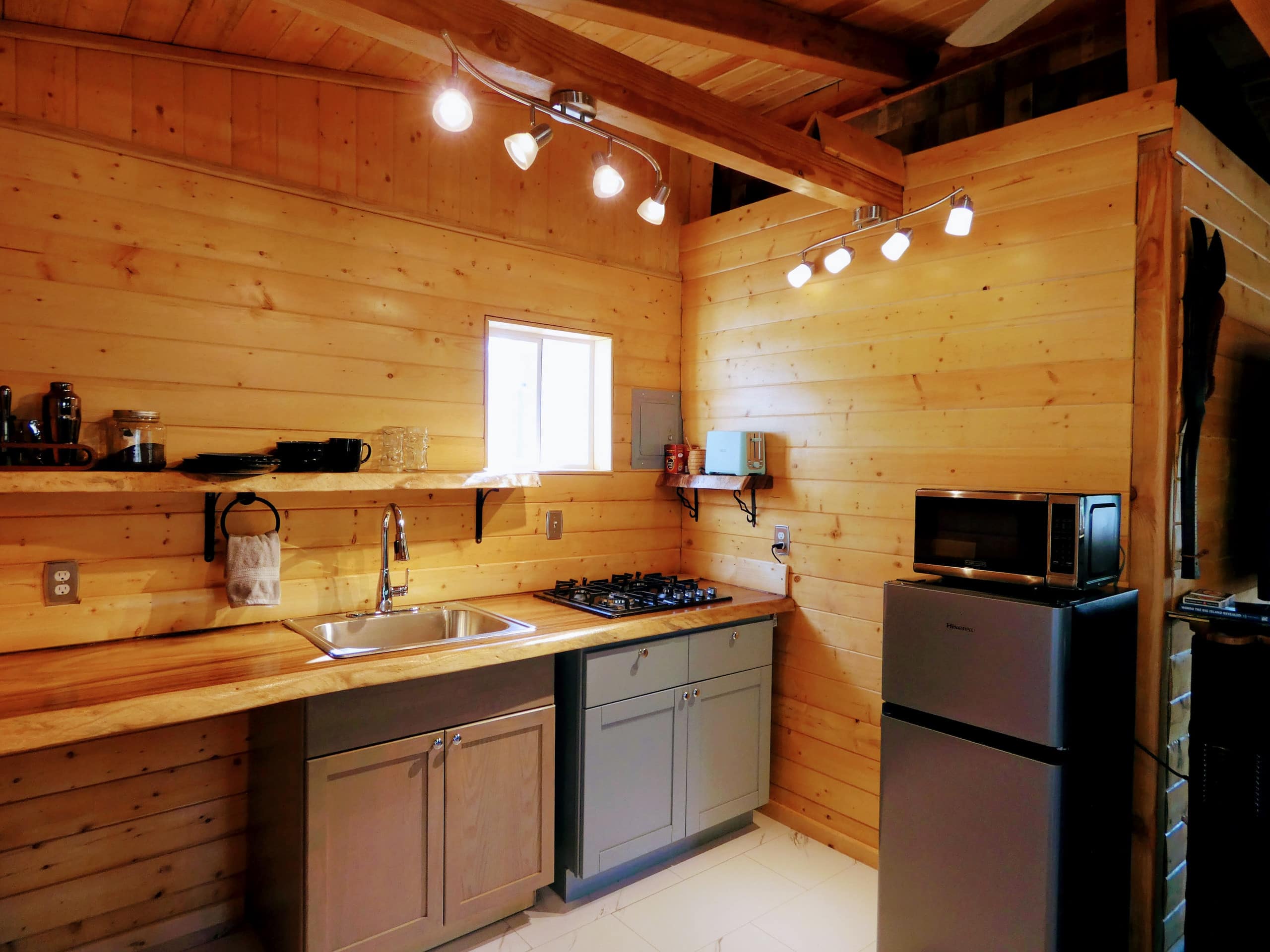 Big Kahuna Cabin (Hot Tub Getaway) -Ocean View- - Photo 6
