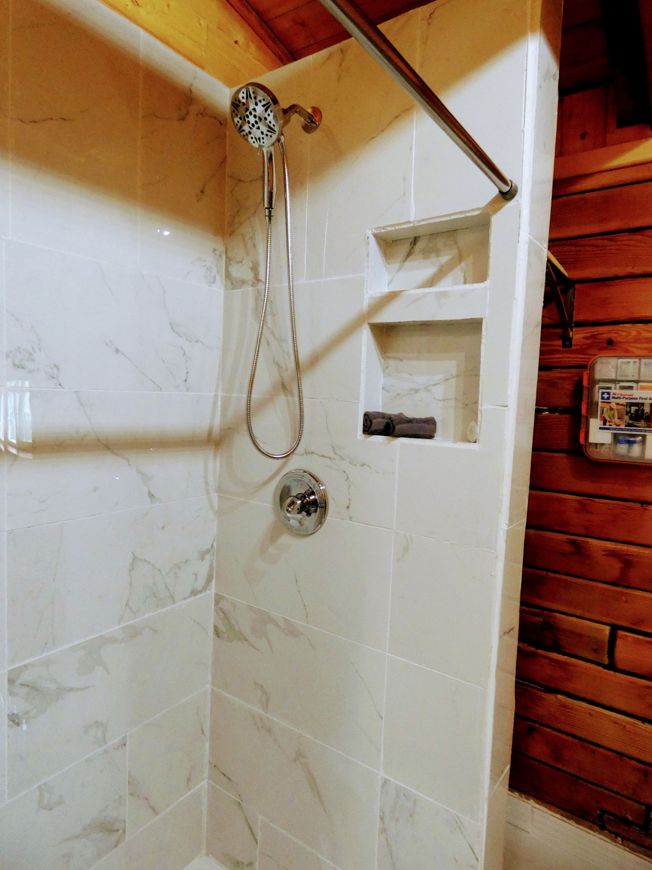 Big Kahuna Cabin (Hot Tub Getaway) -Ocean View- - Photo 15
