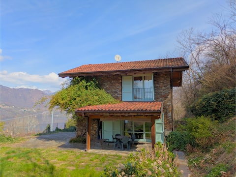 Casa Bosco - typical rock chalet with lake view