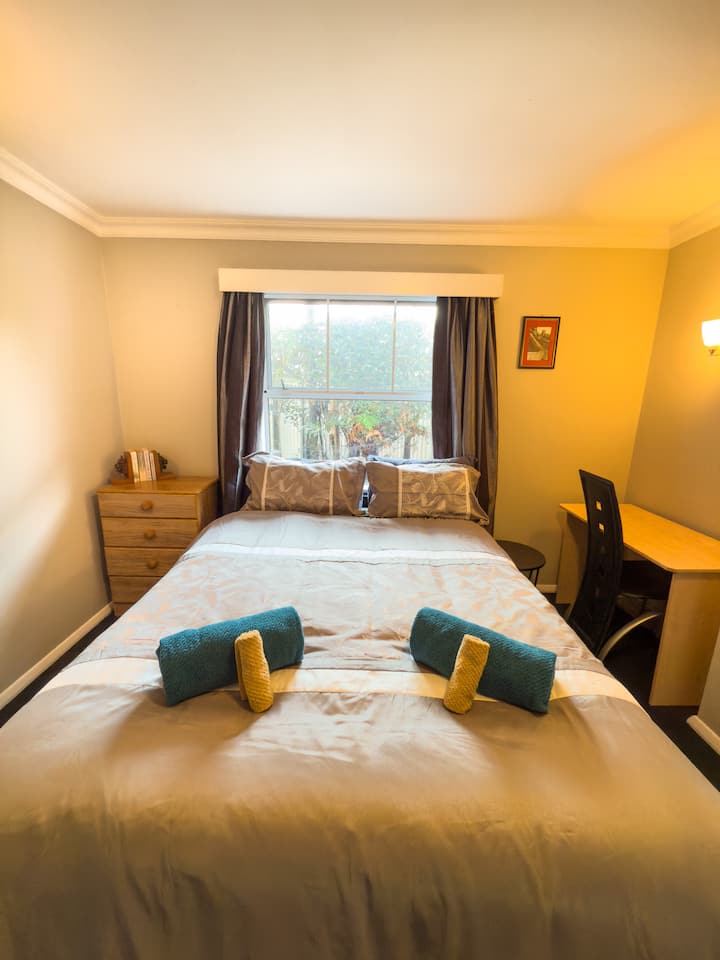 带床垫套的加大双人床 
这间客房有大量书籍可供选择 