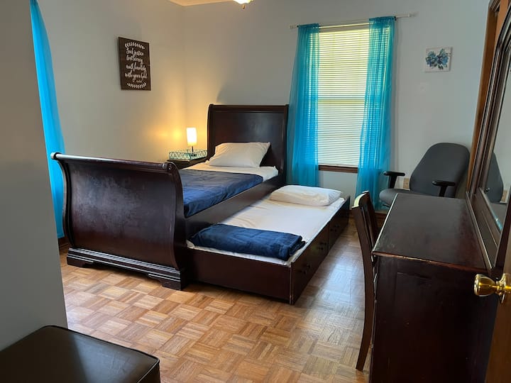 U spavaćoj sobi 2 nalazi se jedan krevet za jednu osobu s pomoćnim ležajem na izvlačenje koji se može uvući i izvući kako bi se dobilo više prostora.