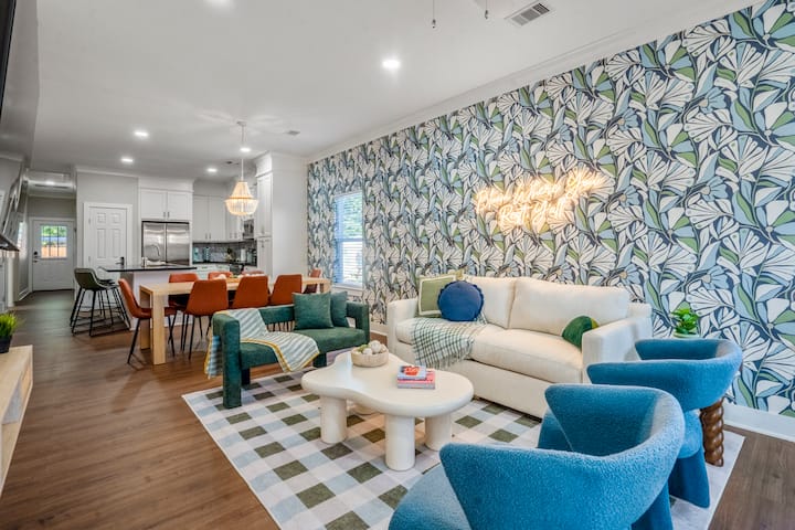 Okupite se u ovom lijepo uređenom dnevnom boravku otvorenog tipa. Ova soba sa šarenim detaljima i elegantnim dekorom stvara atmosferu za povezivanje i udobnost. Opustite se na udobnom kauču, gledajte omiljene serije ili pričajte do kasno u noć.