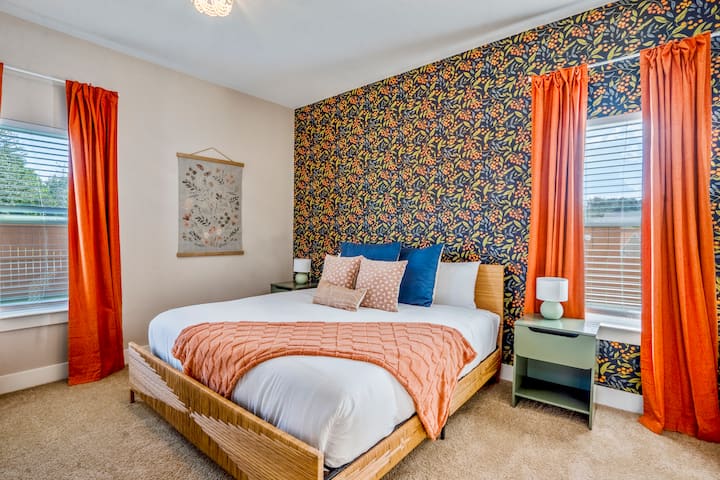 Opuštanje u stilu uz udoban bračni krevet, istaknuti zid, pametni TV, prostor za rad i privatnu kupaonicu — savršen spoj udobnosti i dizajna.