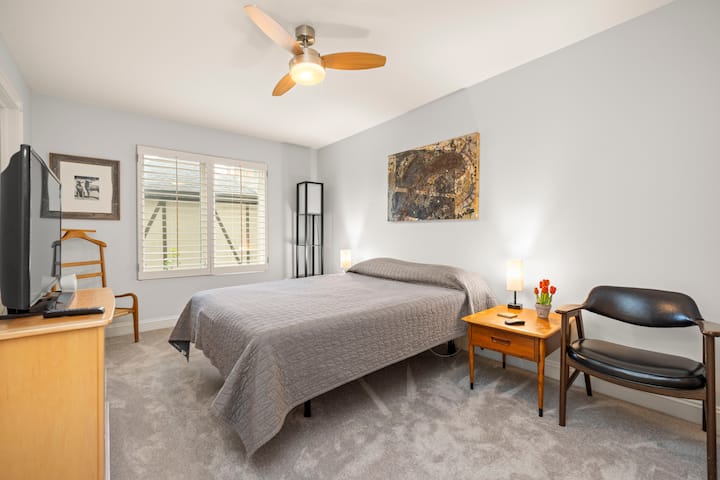 Тази уютна спалня на втория етаж разполага с двойно легло queen size, чисто ново спално бельо, смарт телевизор и лесен достъп до обща баня.Идеално за комфортна почивка след ден, изпълнен с разходки или релаксация.