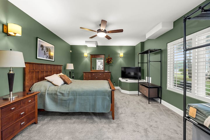 Уютна спалня с двойно легло, чисто ново спално бельо, смарт телевизор и лесен достъп до напълно оборудвана баня.Разположен на долното ниво с чудесно осветление и спокойна гледка към водата.Достъпът през съседната всекидневна прави това пространство едновременно уединено и живописно