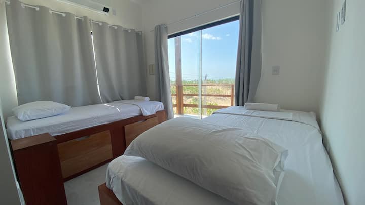 Svijetli apartman s dva jednostruka kreveta, klima-uređajem i pogledom na ocean. Idealno za prijatelje, djecu ili goste koji preferiraju odvojene krevete.