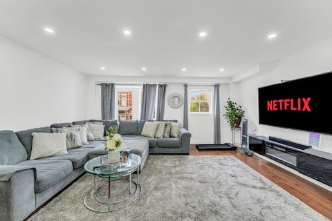 Top Airbnb: Luxury 4BR Townhouse • Walk to Mosque & Shops in Scarborough Centre