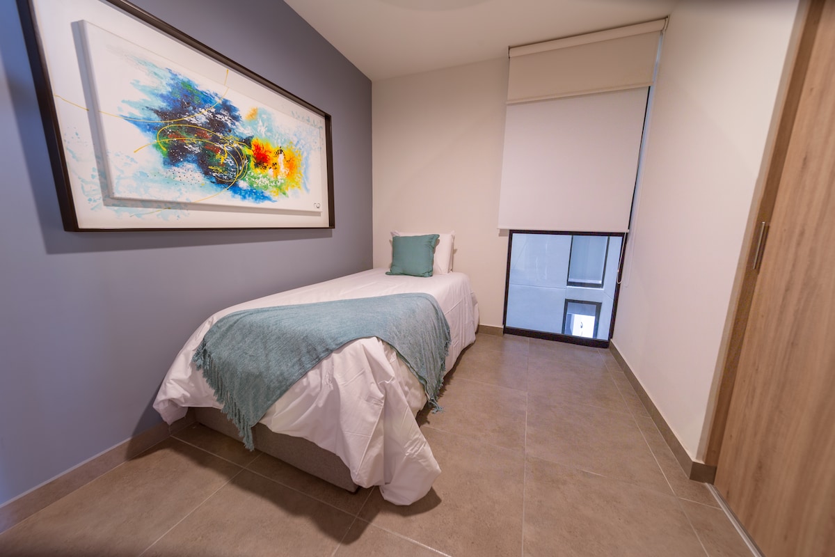 Recámara tipo canguro con 2 camas individuales con carácter sereno y estilo limpio. 