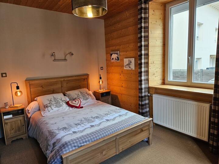 Una habitación grande con una cama de 140x190.
Un gran armario con puertas correderas, 2 ventanas al sur y al este.
Se proporcionan sábanas y toallas.