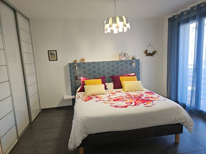 Cama de 160x200.
Armario grande con puertas correderas. Armarios y estanterías. Acceso directo a la terraza este. 
Se proporcionan sábanas y toallas.
Tv en la habitación.