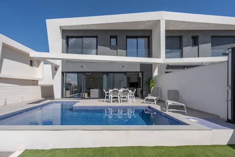 Bright house with private pool | Wellhome