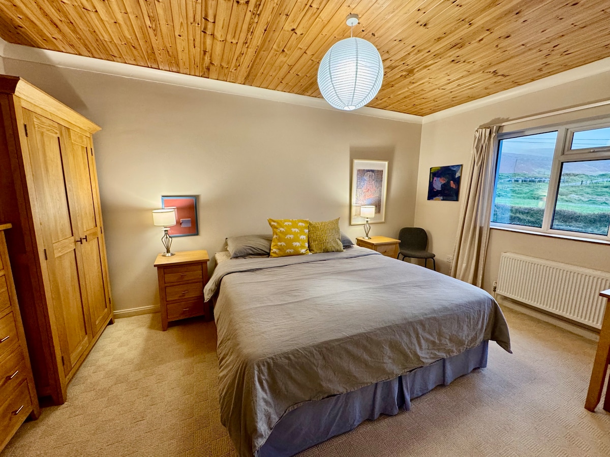 קומת קרקע
מיטת סופר קינג
נוף להרים