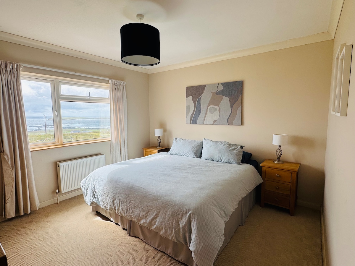 חדר שינה 1
קומת קרקע
מיטת סופר קינג
נוף לים