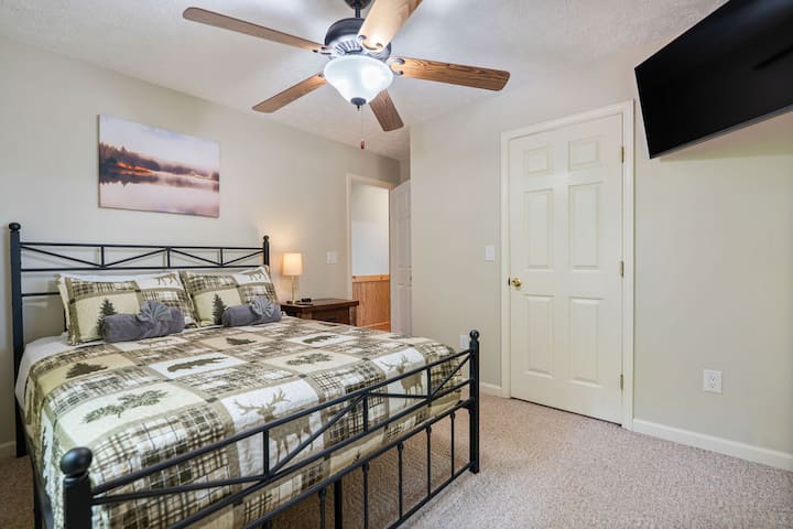 Cabin Dreams!  Geniet van een goede nachtrust in deze serene en goed ingerichte slaapkamer.