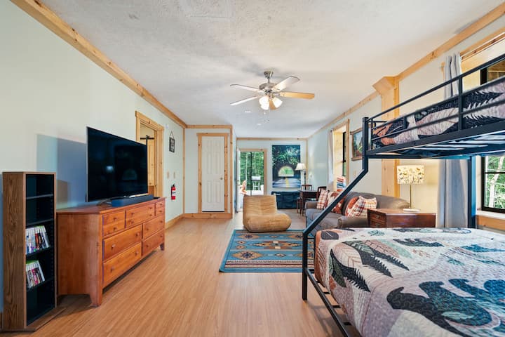 Je thuis weg van huis! ✨ Geniet van het comfort en gemak van deze uitnodigende ruimte.