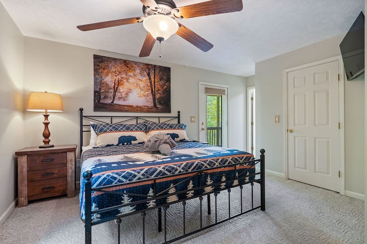 Gezellig toevluchtsoord! Ontspan en kom tot rust in deze charmante slaapkamer met een comfortabel kingsize bed.