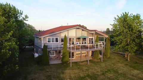 Huron Hideaway - Lakefront Cottage Hot tub/Pets.