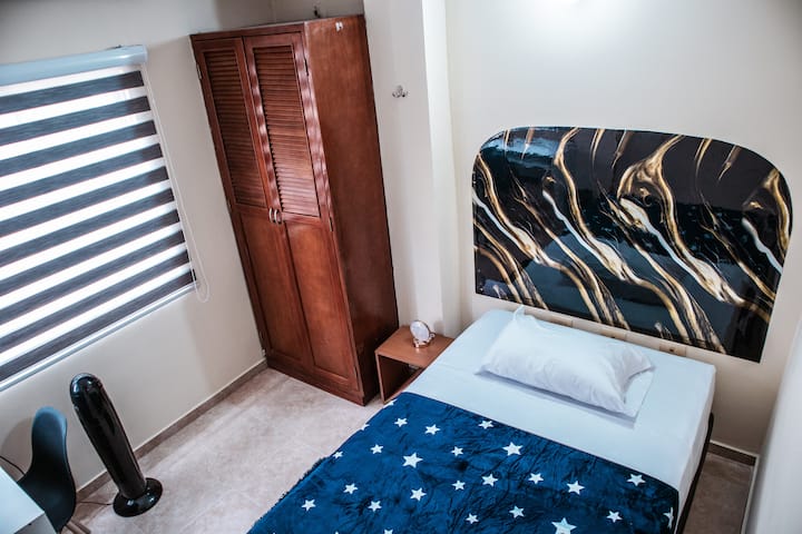 Vitajte, táto súkromná a pohodlná izba má manželskú posteľ a 2 vankúše pre maximálne 2 osoby. Poskytneme vám mäkkú prikrývku alebo dokonca dve, ak to považujete za potrebné, stačí si o to požiadať.