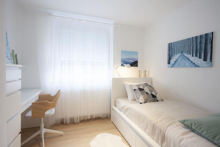 En el dormitorio más pequeño, también tienes un rincón de trabajo