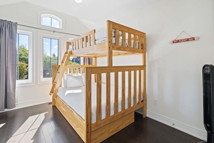 * Kitanda cha mtu mmoja katika chumba hiki ni kitanda kimoja ambacho kinatoka chini ya ghorofa ya chini.