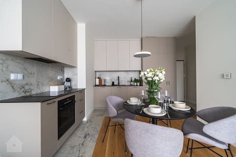 Top performing Airbnb: Grzybowska Luxury Apartment Skyline View in Wola