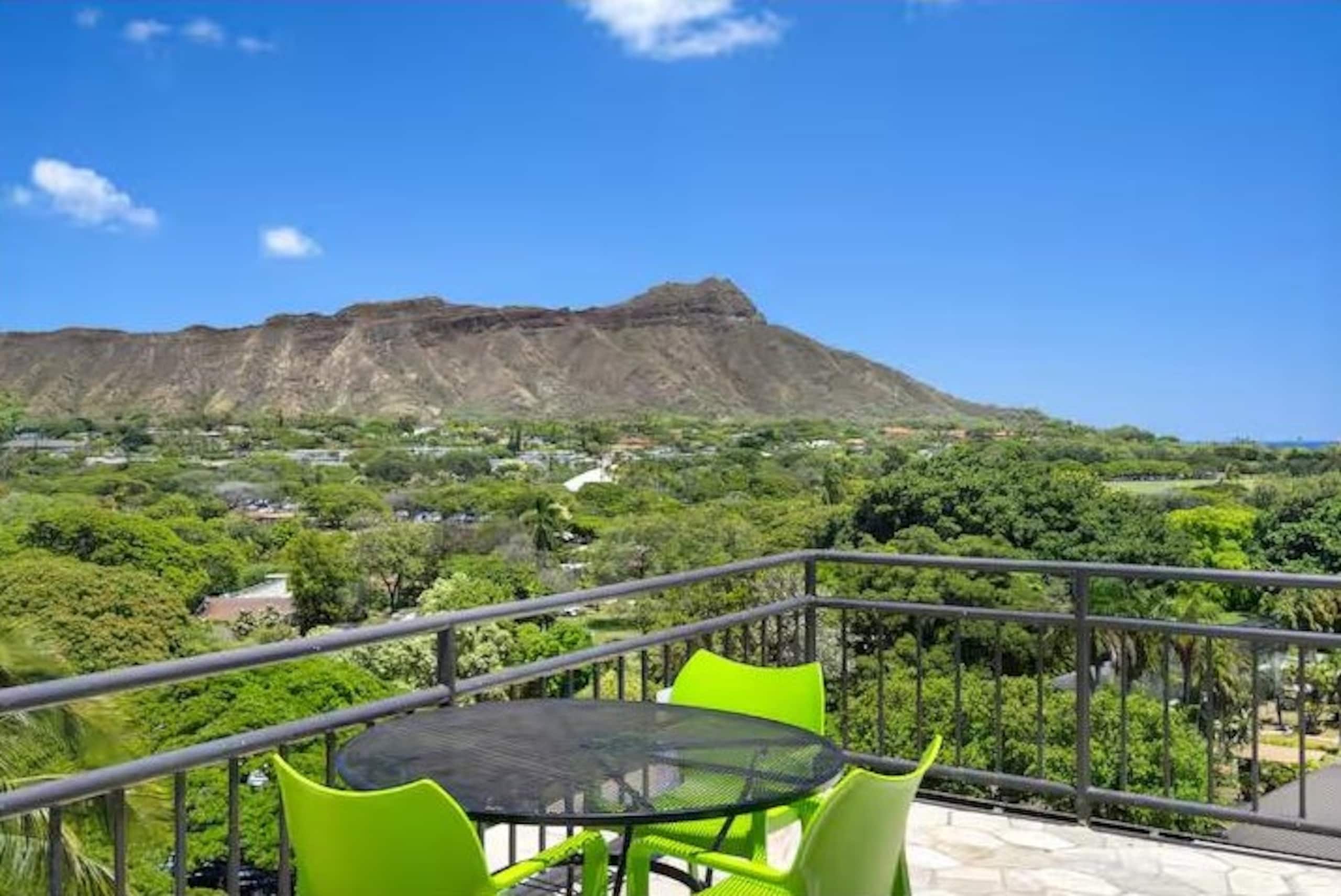 Chic Waikīkī Grand Studio | Lanai, Pool, Kitchen - Image 25