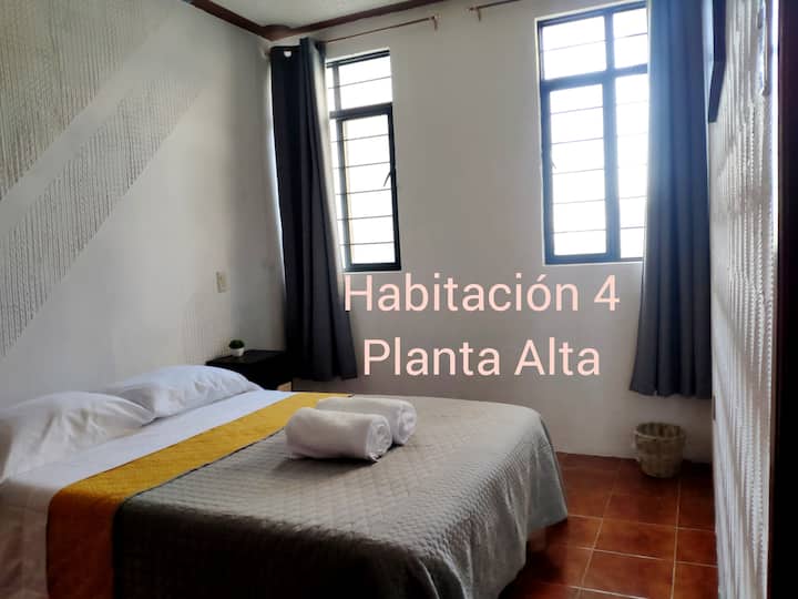 Izba 4 na hornom poschodí: manželská posteľ, s vežovým ventilátorom, odpadkový kôš, veľký šatník na oblečenie, s háčikmi, stôl, zatemňovacie závesy, zrkadlo v plnej výške na dverách šatníka a ďalšia prikrývka vo vnútri šatníka 