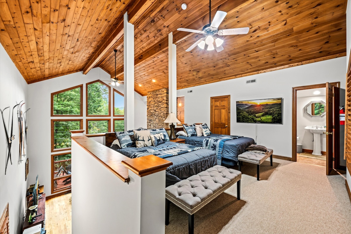 Спалня №2; Лофт зона.  Спалня в лофт стил с две единични легла, изглед към гората и прилежаща баня 