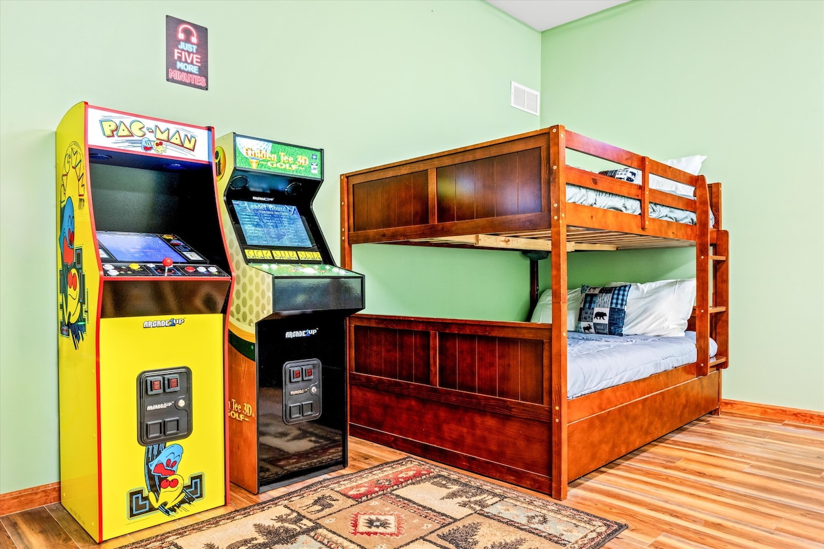 Стая за игри в стил Arcade с над 10 000 игри, както и двуетажни легла с матраци в пълен размер на двете нива – забавление и комфорт за всички възрасти.