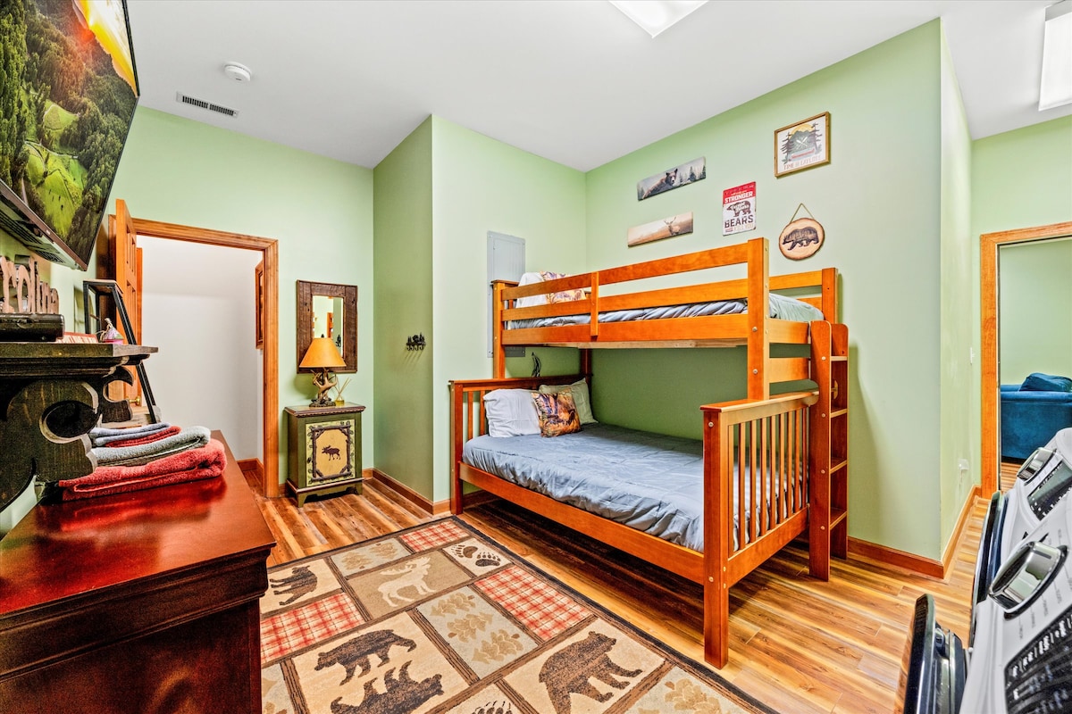 Спалня №4: Удобно перално помещение с допълнително място за спане – двуетажно легло с пълно легло отдолу и двойно легло отгоре.