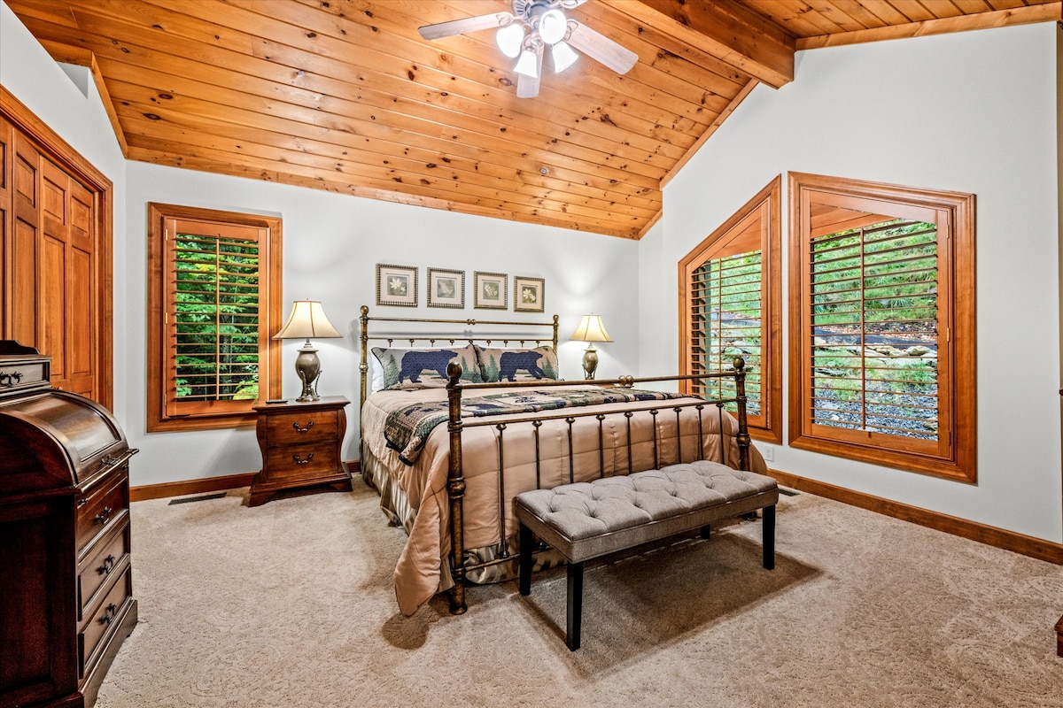 Спалня №1: основна спалня с голямо двойно легло. Свързана пълна баня 