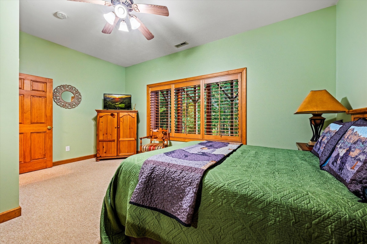 Спалня №3, сутерен: с двойно легло. Има прилежаща баня и тоалетна 