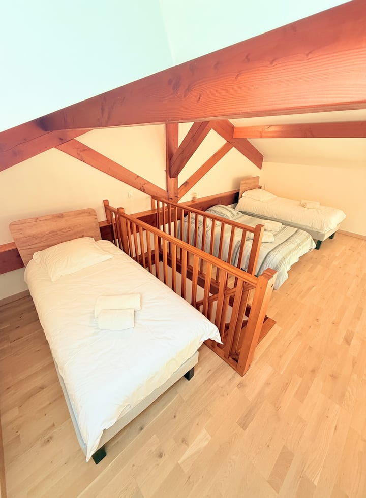 мезонин обезбеден со телохранители, дизајниран како идеално место за смеа и дружељубивост помеѓу деца, тинејџери (или поголеми деца!) 

и простор со клима уред.