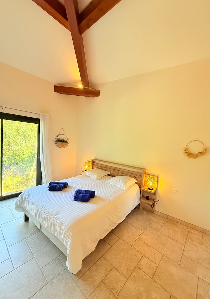 главна спална соба со брачен кревет (широк 150 - 179 см)