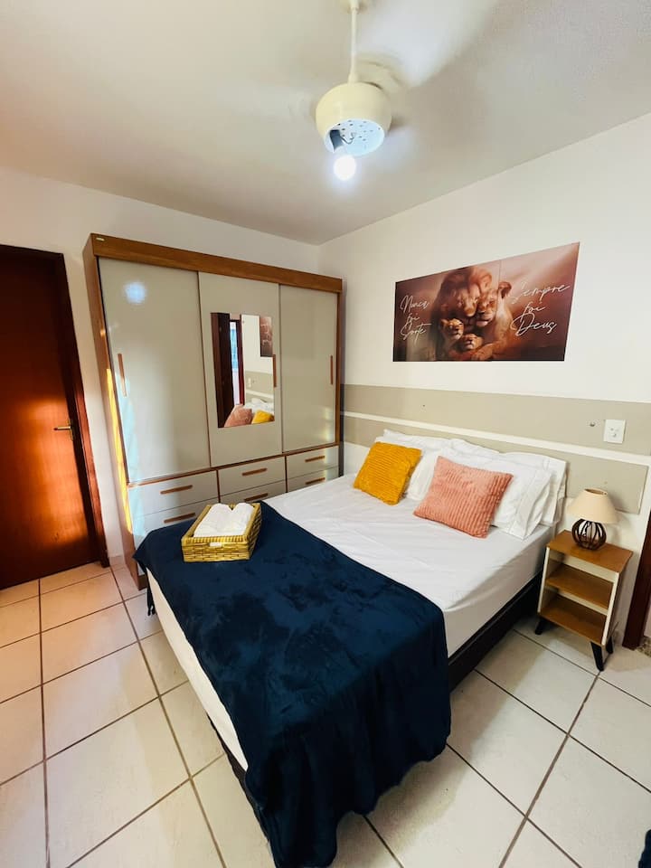 Სამსართულიანი გარდერობი და სარკე, გასრიალებული კარები სივრცის მაქსიმალურად გასაზრდელად. 