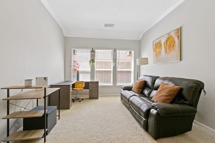 Pasadena Getaway • Spacious 4br W/ Backyard - Pasadena, TX