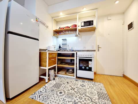 Anuncio de Airbnb popular: Cozy apartment with large balcony near subway en Parque Chas