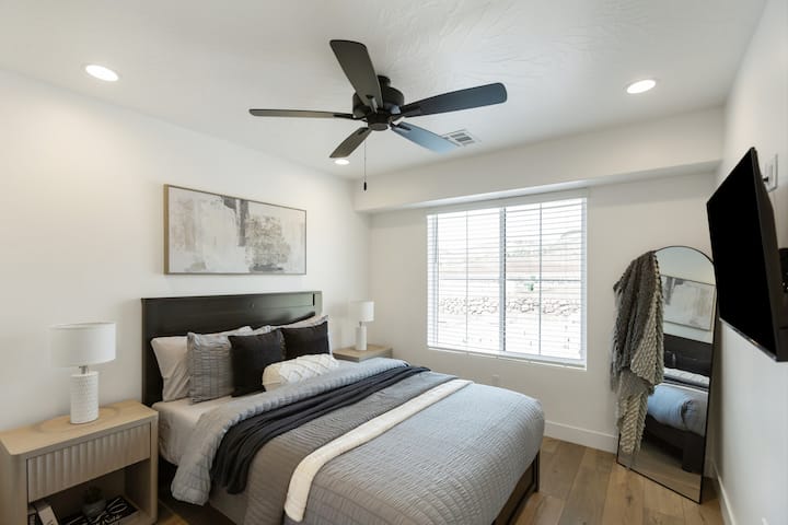 舒适宽敞的第二间卧室，配有毛绒床上用品和充足的壁柜空间。