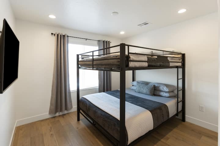 这间额外的卧室非常适合孩子们，包括2张标准双人床和电视！