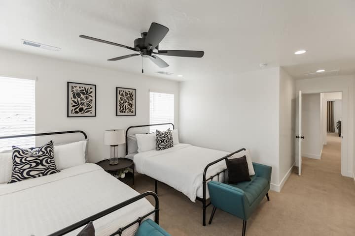 ห้องนอนควีนไซส์สองห้องนอนสบายๆ เหมาะสำหรับผู้เข้าพักเพิ่มเติมหรือการพักผ่อนอย่างเงียบสงบ
