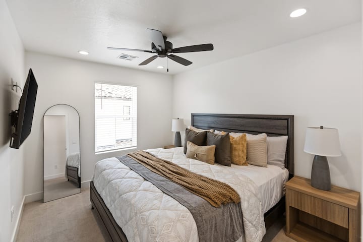 ห้องนอนหรูหราขนาดคิงไซส์ ที่พักส่วนตัวของคุณหลังจากสำรวจมาทั้งวัน
