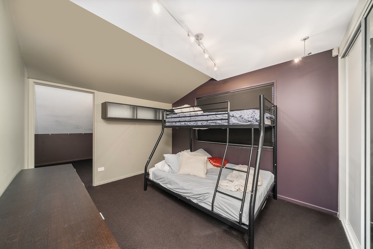 Profitez de l'espace supplémentaire de cette chambre à coucher - un lit superposé spacieux et confortable, parfait pour les familles, les enfants ou les invités supplémentaires qui cherchent à s'installer et à se détendre.