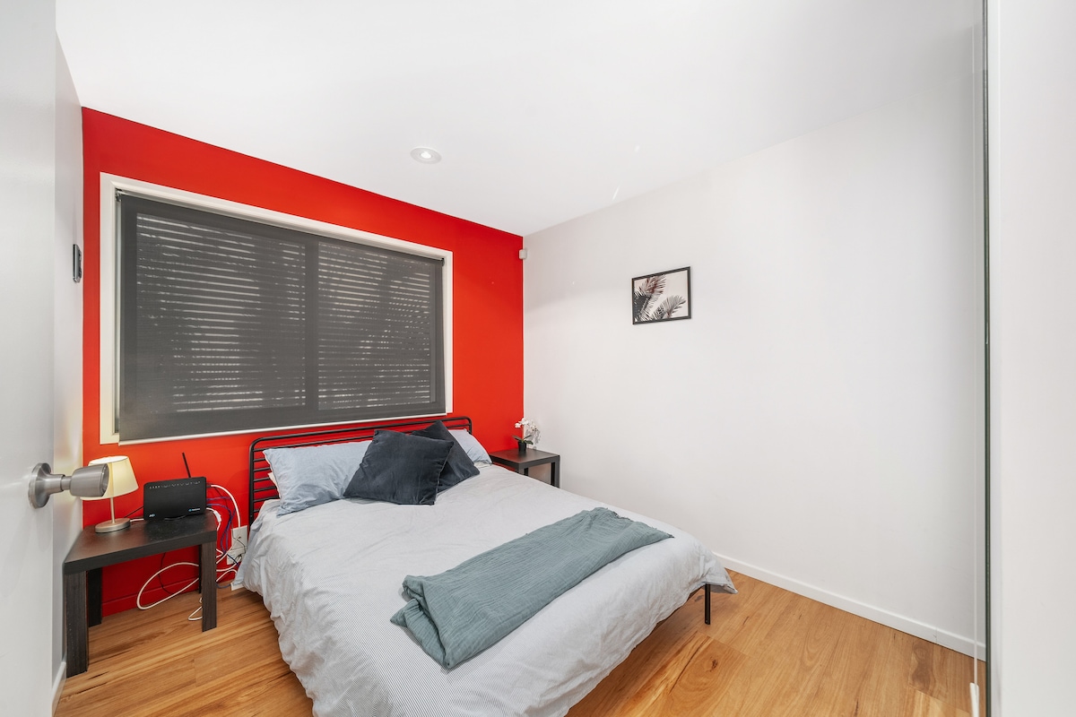 Installez-vous dans cette chambre confortable et colorée, avec un lit confortable et beaucoup de lumière naturelle, un endroit accueillant pour se reposer et se ressourcer.