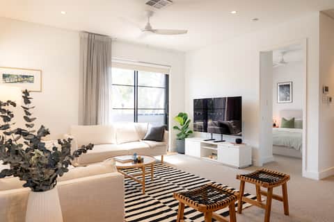 Stylish 3-Br Retreat with Rooftop Terrace in Como