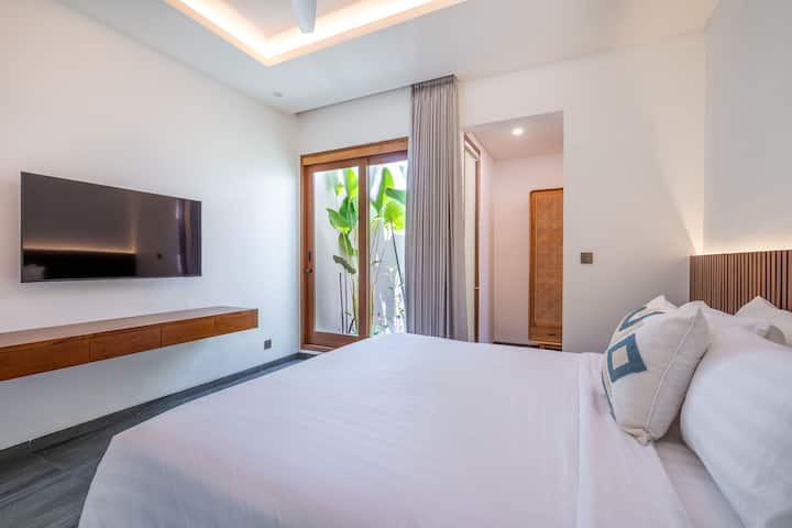 Villa Domus B4 ‑ ის მეორე საძინებელი ფართოა, რომელშიც არის დიდი საწოლი, ტელევიზორი და სააბაზანო. Ის ხელმისაწვდომია მხოლოდ მისაღები ოთახიდან და დაკავშირებულია მთავარ საძინებელთან, რაც იდეალური კონფიგურაციაა ბავშვებთან ერთად მოგზაური მშობლებისთვის.