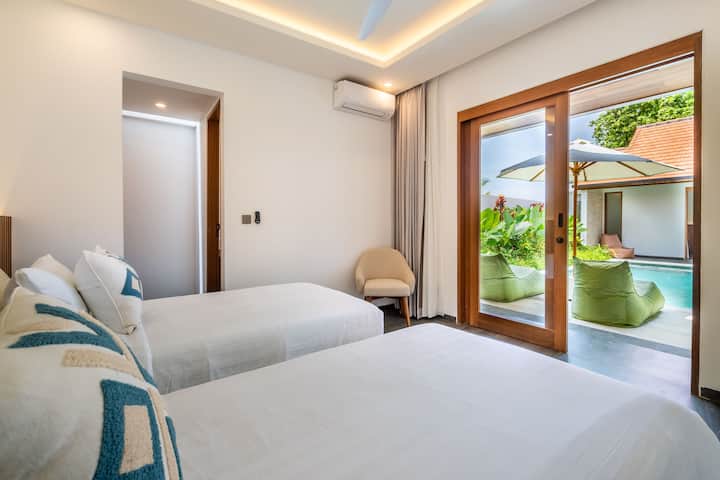 Villa Domus B4 ‑ ის მესამე საძინებელი ფართოა, სადაც ორადგილიანი საწოლები და სააბაზანოა, საიდანაც პირდაპირ იშლება აუზი და აყვავებული ბაღი.