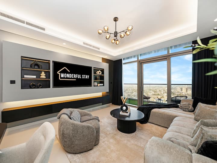 Влезете во оваа модерна, пространа дневна соба каде што удобноста се среќава со елеганцијата.