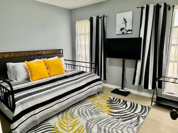 سرير مزدوج كامل مع سرير مزدوج قابل للسحب. تلفزيون في غرفة النوم.