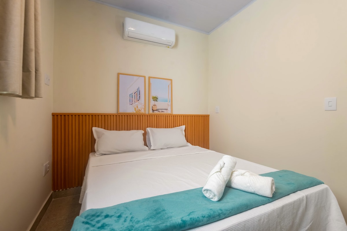 Dormitorio en la planta baja con una cama doble. 